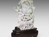 A chinese carved lavender and green jadeite (feicui) group depicting a lotus pond in moonlight, republic period, total h 36,4 cm (fitted to a wooden base) - afbeelding 6 van  6