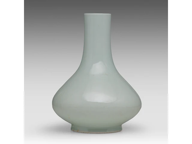 A chinese celadon-glazed bottle vase, with an effaced mark (presumably), h 33 cm - afbeelding 1 van  6