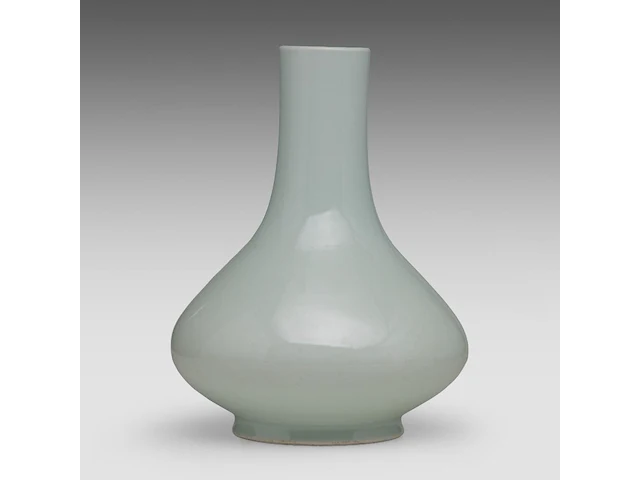 A chinese celadon-glazed bottle vase, with an effaced mark (presumably), h 33 cm - afbeelding 2 van  6