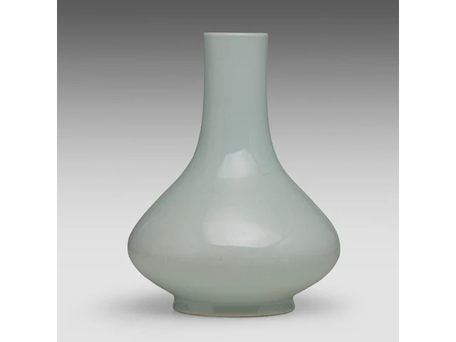 A chinese celadon-glazed bottle vase, with an effaced mark (presumably), h 33 cm - afbeelding 3 van  6