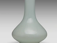 A chinese celadon-glazed bottle vase, with an effaced mark (presumably), h 33 cm - afbeelding 3 van  6