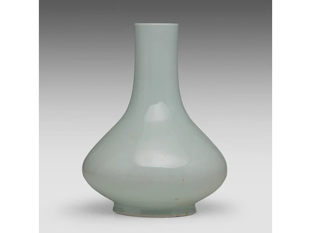A chinese celadon-glazed bottle vase, with an effaced mark (presumably), h 33 cm - afbeelding 4 van  6