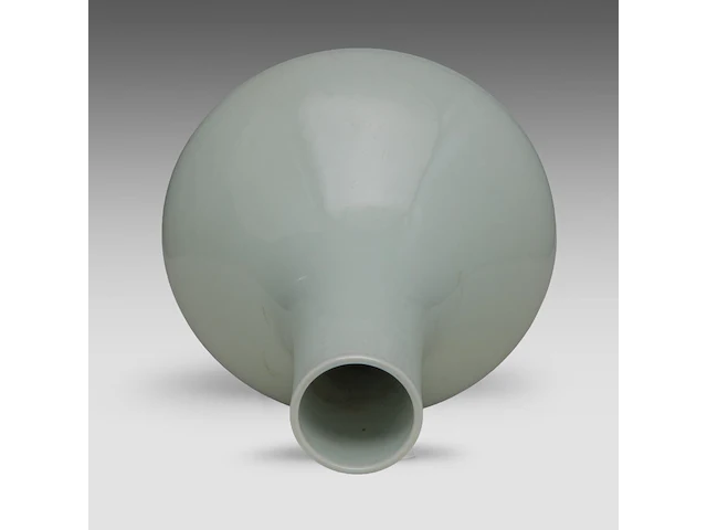 A chinese celadon-glazed bottle vase, with an effaced mark (presumably), h 33 cm - afbeelding 5 van  6