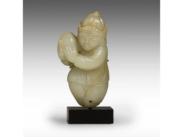 A chinese celadon-white jade figure of a foreigner presenting a treasure, tang dynasty/ early song dynasty, fitted to a stand, total h 9,5 cm - afbeelding 1 van  9