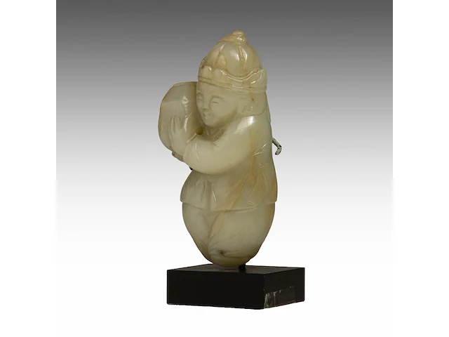 A chinese celadon-white jade figure of a foreigner presenting a treasure, tang dynasty/ early song dynasty, fitted to a stand, total h 9,5 cm - afbeelding 2 van  9
