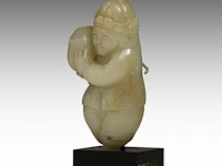 A chinese celadon-white jade figure of a foreigner presenting a treasure, tang dynasty/ early song dynasty, fitted to a stand, total h 9,5 cm - afbeelding 2 van  9