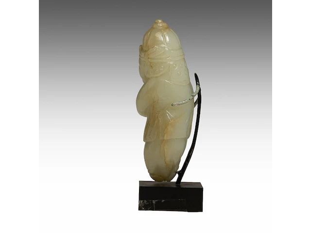 A chinese celadon-white jade figure of a foreigner presenting a treasure, tang dynasty/ early song dynasty, fitted to a stand, total h 9,5 cm - afbeelding 3 van  9