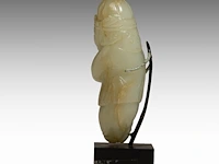 A chinese celadon-white jade figure of a foreigner presenting a treasure, tang dynasty/ early song dynasty, fitted to a stand, total h 9,5 cm - afbeelding 3 van  9
