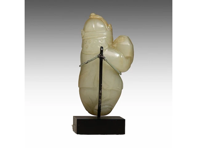 A chinese celadon-white jade figure of a foreigner presenting a treasure, tang dynasty/ early song dynasty, fitted to a stand, total h 9,5 cm - afbeelding 4 van  9