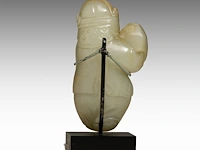 A chinese celadon-white jade figure of a foreigner presenting a treasure, tang dynasty/ early song dynasty, fitted to a stand, total h 9,5 cm - afbeelding 4 van  9