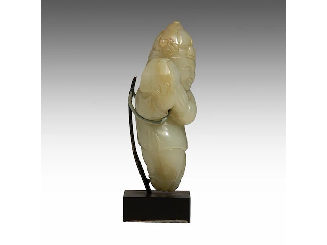 A chinese celadon-white jade figure of a foreigner presenting a treasure, tang dynasty/ early song dynasty, fitted to a stand, total h 9,5 cm - afbeelding 5 van  9