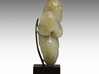 A chinese celadon-white jade figure of a foreigner presenting a treasure, tang dynasty/ early song dynasty, fitted to a stand, total h 9,5 cm - afbeelding 5 van  9