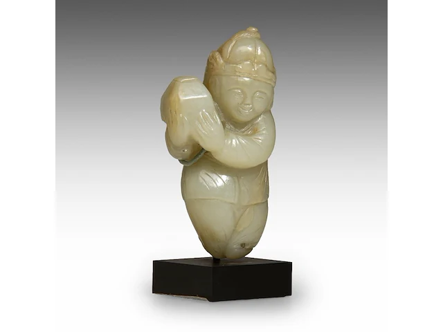 A chinese celadon-white jade figure of a foreigner presenting a treasure, tang dynasty/ early song dynasty, fitted to a stand, total h 9,5 cm - afbeelding 6 van  9