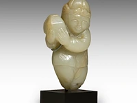 A chinese celadon-white jade figure of a foreigner presenting a treasure, tang dynasty/ early song dynasty, fitted to a stand, total h 9,5 cm - afbeelding 6 van  9