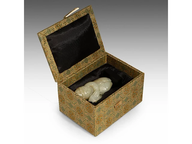 A chinese celadon-white jade figure of a foreigner presenting a treasure, tang dynasty/ early song dynasty, fitted to a stand, total h 9,5 cm - afbeelding 7 van  9