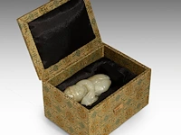 A chinese celadon-white jade figure of a foreigner presenting a treasure, tang dynasty/ early song dynasty, fitted to a stand, total h 9,5 cm - afbeelding 7 van  9