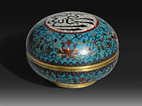 A chinese cloisonné enamelled bronze round box and cover with arabic inscription, with a qianlong mark, late 19thc, h 7,5 - ø 10 cm - weight about 586 g