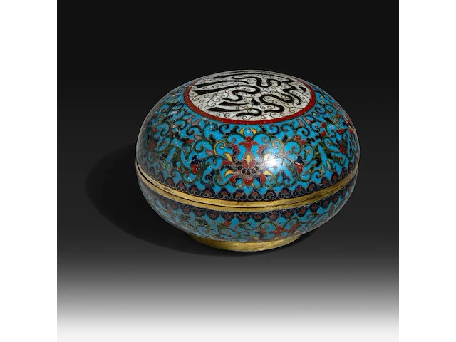 A chinese cloisonné enamelled bronze round box and cover with arabic inscription, with a qianlong mark, late 19thc, h 7,5 - ø 10 cm - weight about 586 g - afbeelding 3 van  6