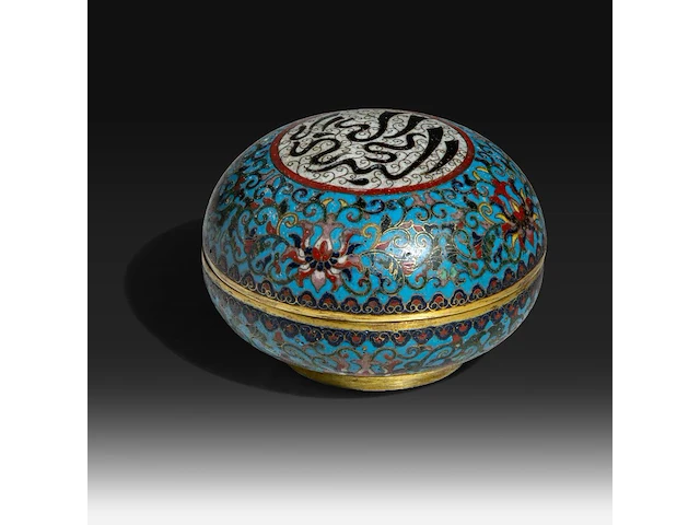 A chinese cloisonné enamelled bronze round box and cover with arabic inscription, with a qianlong mark, late 19thc, h 7,5 - ø 10 cm - weight about 586 g - afbeelding 4 van  6