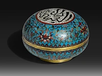 A chinese cloisonné enamelled bronze round box and cover with arabic inscription, with a qianlong mark, late 19thc, h 7,5 - ø 10 cm - weight about 586 g - afbeelding 4 van  6