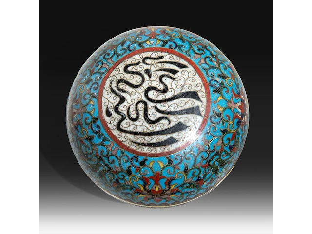 A chinese cloisonné enamelled bronze round box and cover with arabic inscription, with a qianlong mark, late 19thc, h 7,5 - ø 10 cm - weight about 586 g - afbeelding 5 van  6