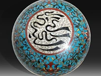 A chinese cloisonné enamelled bronze round box and cover with arabic inscription, with a qianlong mark, late 19thc, h 7,5 - ø 10 cm - weight about 586 g - afbeelding 5 van  6