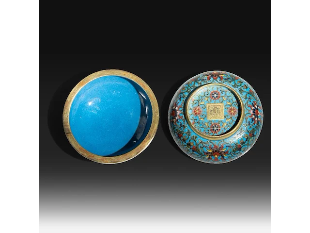 A chinese cloisonné enamelled bronze round box and cover with arabic inscription, with a qianlong mark, late 19thc, h 7,5 - ø 10 cm - weight about 586 g - afbeelding 6 van  6