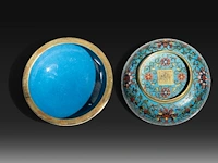 A chinese cloisonné enamelled bronze round box and cover with arabic inscription, with a qianlong mark, late 19thc, h 7,5 - ø 10 cm - weight about 586 g - afbeelding 6 van  6