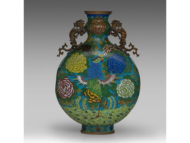 A chinese cloisonné enamelled 'phoenix' moon flask, flanked by two bronze chilong handles, republic period, total h 45,5 cm - afbeelding 1 van  8