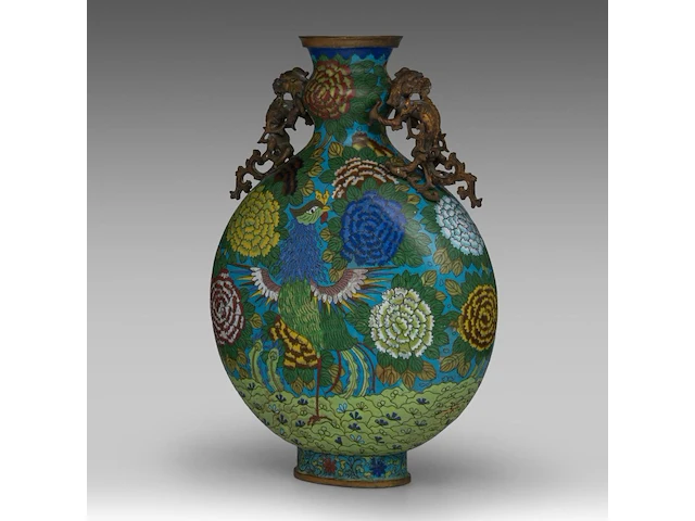 A chinese cloisonné enamelled 'phoenix' moon flask, flanked by two bronze chilong handles, republic period, total h 45,5 cm - afbeelding 2 van  8