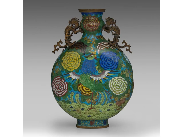 A chinese cloisonné enamelled 'phoenix' moon flask, flanked by two bronze chilong handles, republic period, total h 45,5 cm - afbeelding 4 van  8