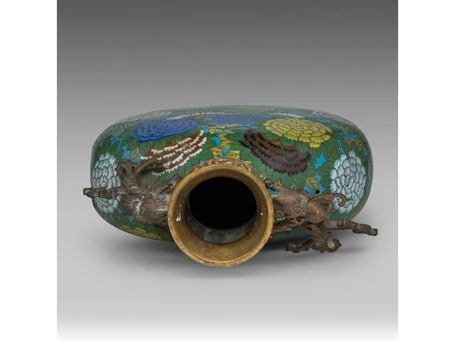 A chinese cloisonné enamelled 'phoenix' moon flask, flanked by two bronze chilong handles, republic period, total h 45,5 cm - afbeelding 7 van  8