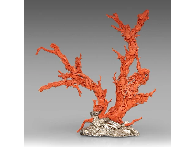 A chinese coral carving, depicting birds on prunus branches, late qing, fixed on a metal foot, total weight about 1950g - total h 36,5 x l 34 cm - afbeelding 1 van  9