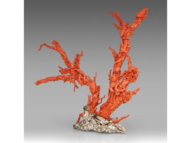 A chinese coral carving, depicting birds on prunus branches, late qing, fixed on a metal foot, total weight about 1950g - total h 36,5 x l 34 cm - afbeelding 2 van  9