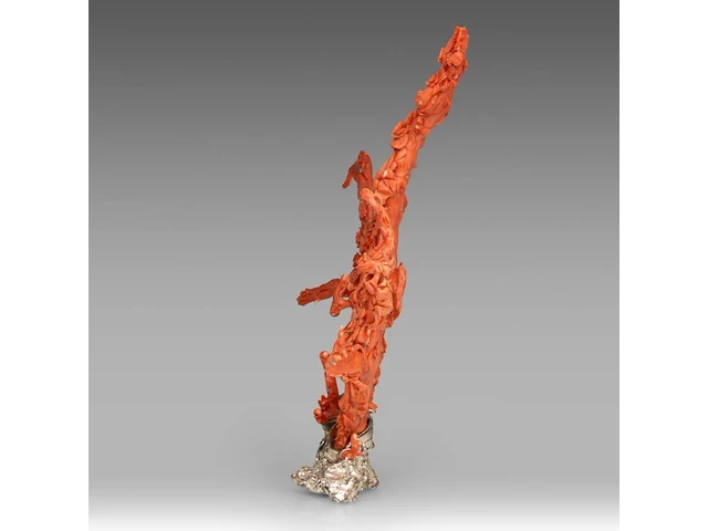 A chinese coral carving, depicting birds on prunus branches, late qing, fixed on a metal foot, total weight about 1950g - total h 36,5 x l 34 cm - afbeelding 3 van  9