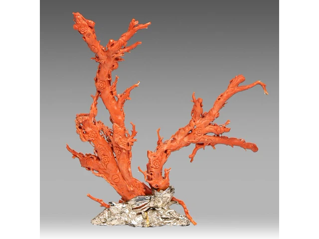A chinese coral carving, depicting birds on prunus branches, late qing, fixed on a metal foot, total weight about 1950g - total h 36,5 x l 34 cm - afbeelding 4 van  9