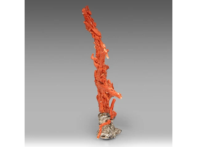 A chinese coral carving, depicting birds on prunus branches, late qing, fixed on a metal foot, total weight about 1950g - total h 36,5 x l 34 cm - afbeelding 5 van  9