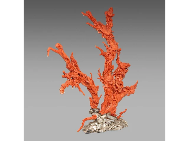 A chinese coral carving, depicting birds on prunus branches, late qing, fixed on a metal foot, total weight about 1950g - total h 36,5 x l 34 cm - afbeelding 6 van  9