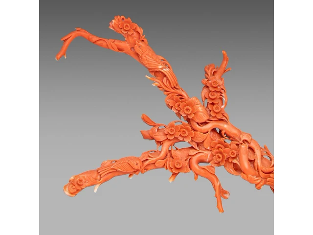 A chinese coral carving, depicting birds on prunus branches, late qing, fixed on a metal foot, total weight about 1950g - total h 36,5 x l 34 cm - afbeelding 7 van  9