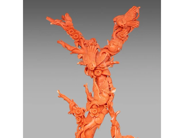 A chinese coral carving, depicting birds on prunus branches, late qing, fixed on a metal foot, total weight about 1950g - total h 36,5 x l 34 cm - afbeelding 8 van  9