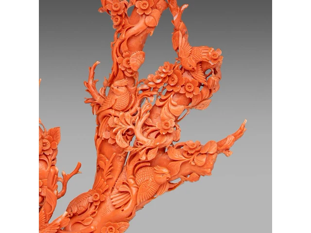 A chinese coral carving, depicting birds on prunus branches, late qing, fixed on a metal foot, total weight about 1950g - total h 36,5 x l 34 cm - afbeelding 9 van  9