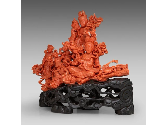A chinese coral carving group of beauties and playful boys, late qing dynasty - (coral only) weight about 1700g - l 31 x h 21 cm - afbeelding 3 van  10