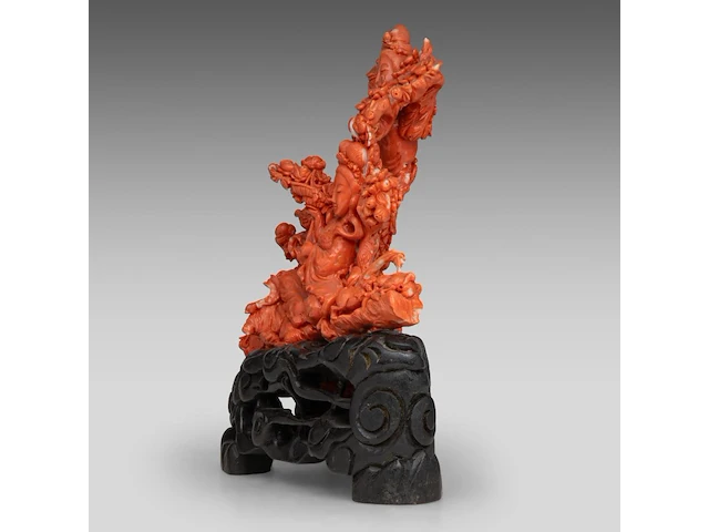 A chinese coral carving group of beauties and playful boys, late qing dynasty - (coral only) weight about 1700g - l 31 x h 21 cm - afbeelding 4 van  10