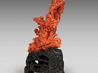 A chinese coral carving group of beauties and playful boys, late qing dynasty - (coral only) weight about 1700g - l 31 x h 21 cm - afbeelding 4 van  10