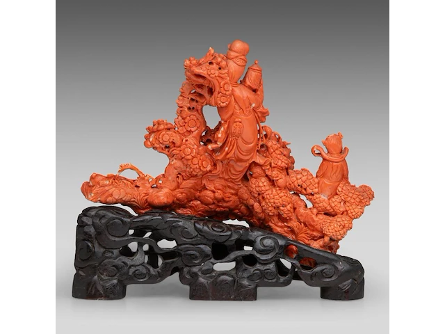 A chinese coral carving group of beauties and playful boys, late qing dynasty - (coral only) weight about 1700g - l 31 x h 21 cm - afbeelding 5 van  10