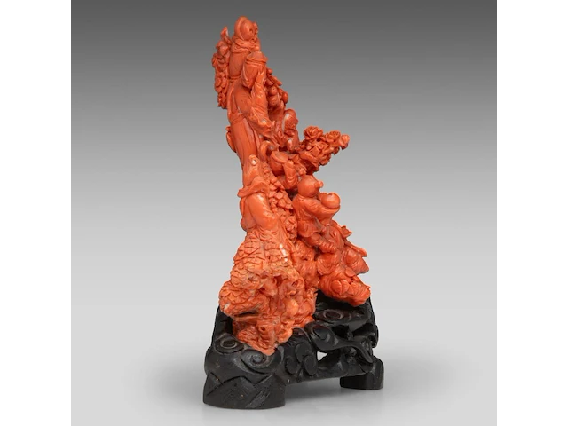 A chinese coral carving group of beauties and playful boys, late qing dynasty - (coral only) weight about 1700g - l 31 x h 21 cm - afbeelding 6 van  10