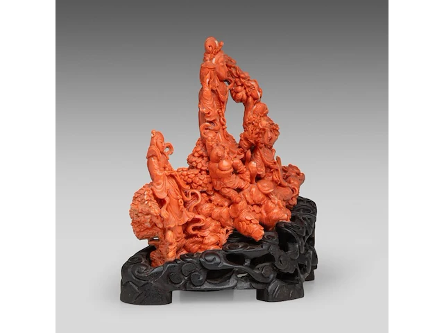 A chinese coral carving group of beauties and playful boys, late qing dynasty - (coral only) weight about 1700g - l 31 x h 21 cm - afbeelding 7 van  10