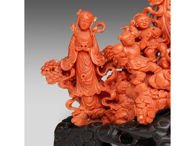 A chinese coral carving group of beauties and playful boys, late qing dynasty - (coral only) weight about 1700g - l 31 x h 21 cm - afbeelding 8 van  10