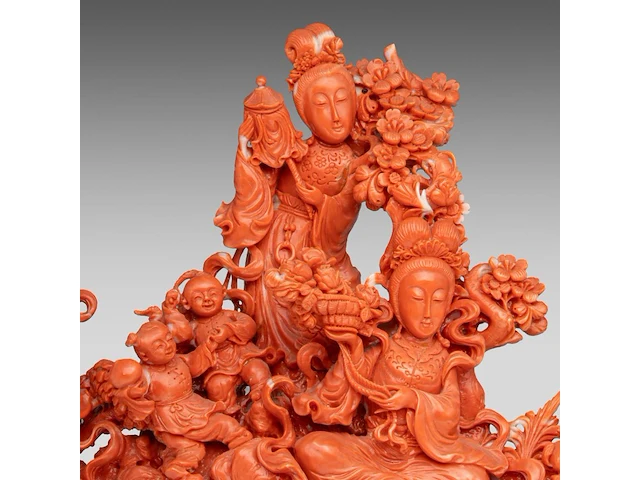 A chinese coral carving group of beauties and playful boys, late qing dynasty - (coral only) weight about 1700g - l 31 x h 21 cm - afbeelding 9 van  10