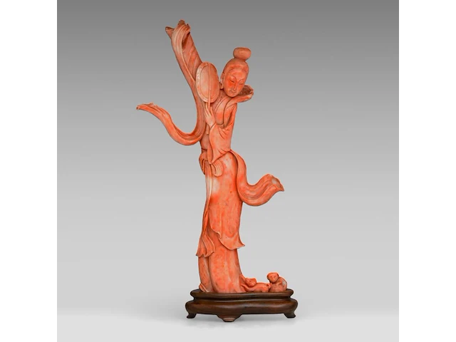A chinese coral carving of a dancing lady, fixed on a wooden base, total weight 1040 g - afbeelding 1 van  7